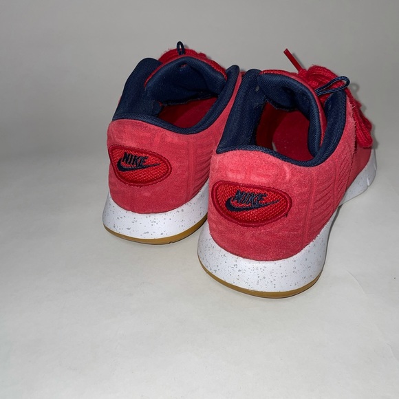 Red Nike suede sneakers shoes - Picture 3 of 6